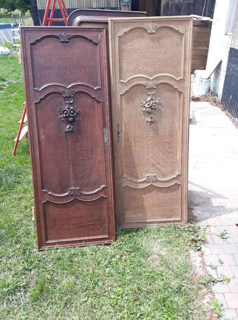 Portes d'armoire moulurées, avant et après décapage – Guillaume Menuiserie