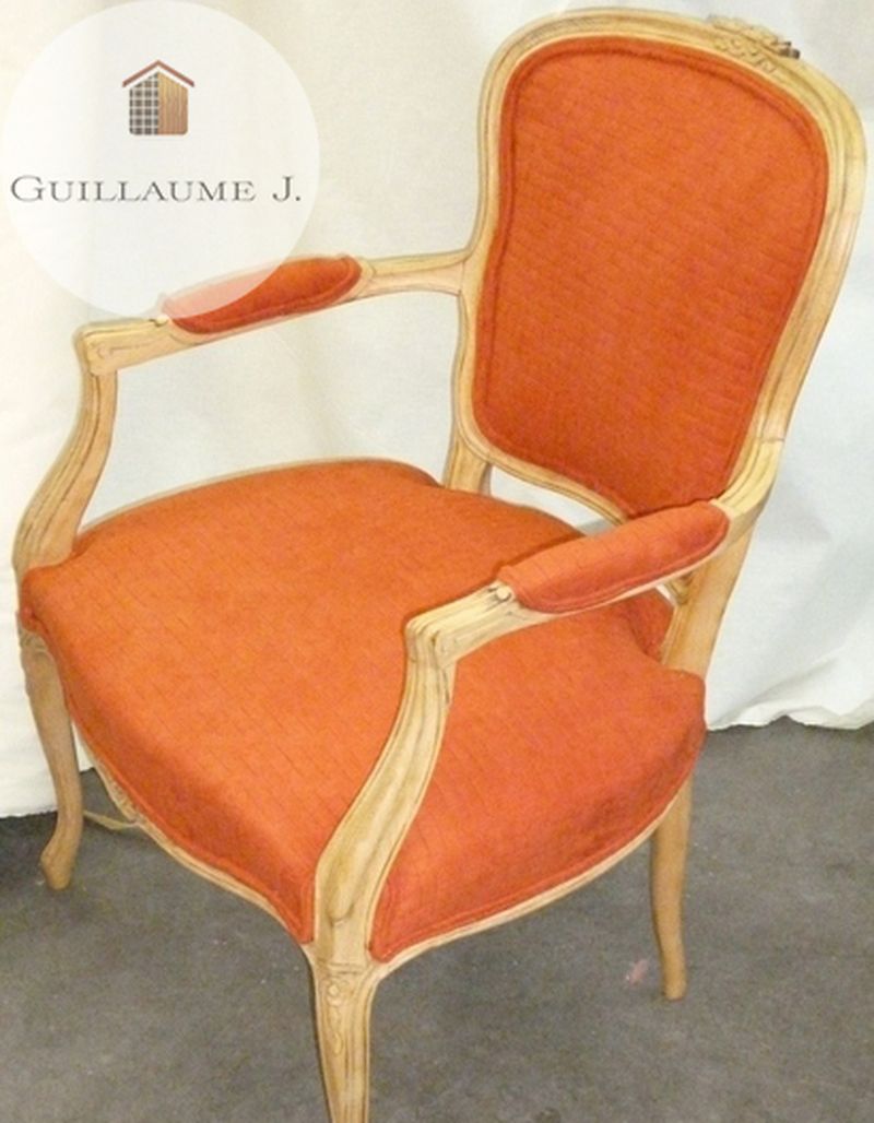 Fauteuil de style regarni en orange – Guillaume Menuiserie