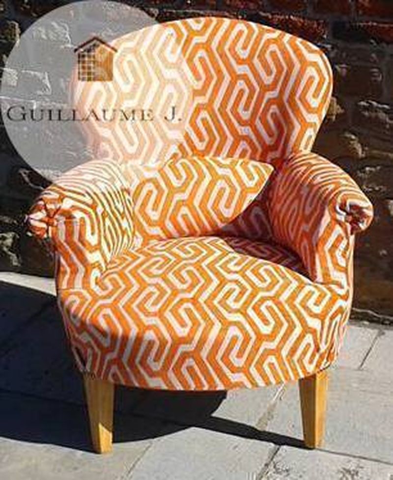 Fauteuil regarni en tissu orange – Guillaume Menuiserie