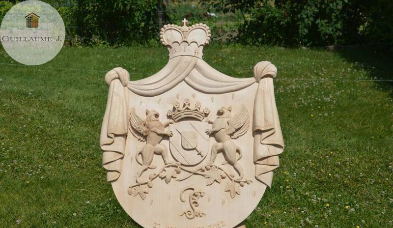 Blason sculpté en bois – Guillaume Menuiserie
