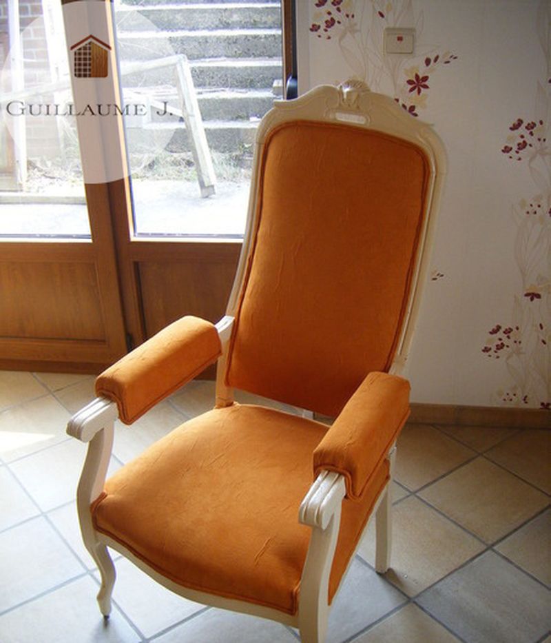 Fauteuil regarni en orange – Guillaume Menuiserie