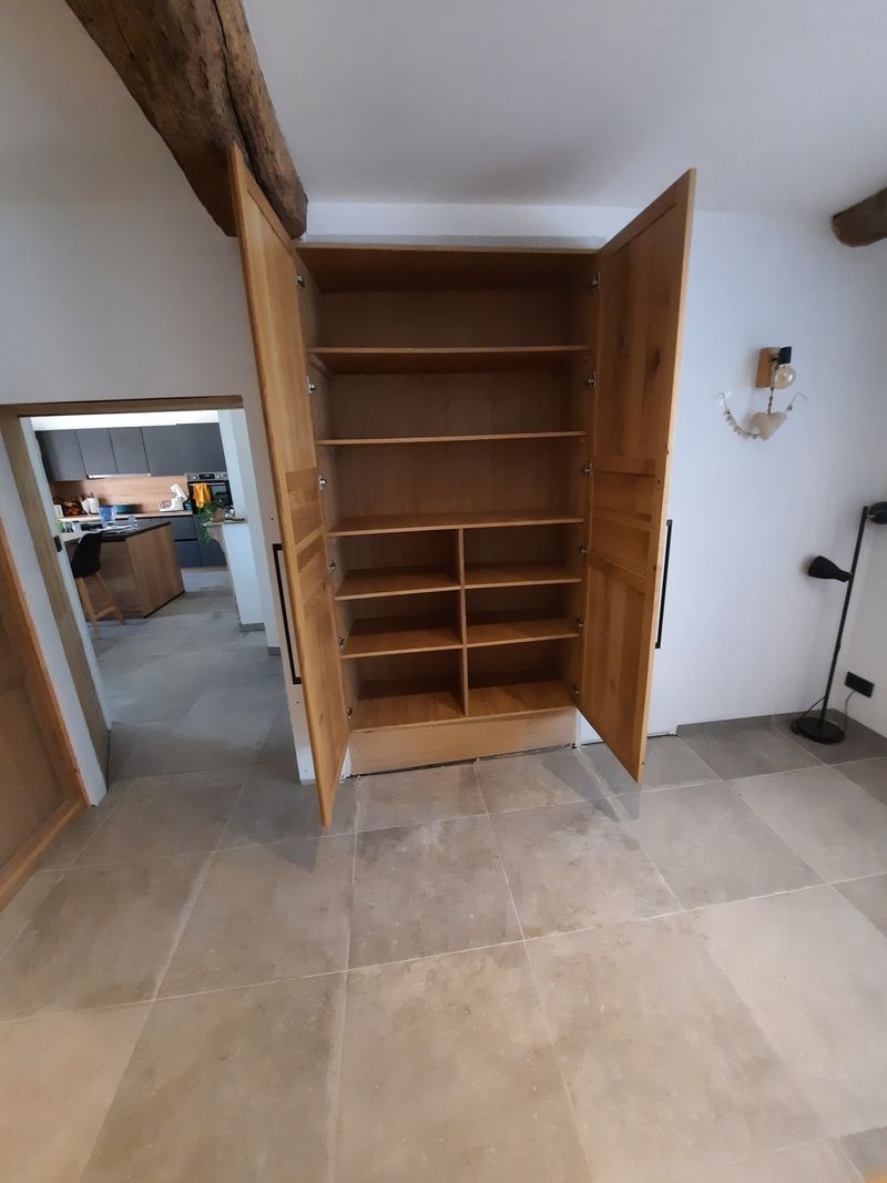 Armoire intégrée ouverte – Guillaume Menuiserie