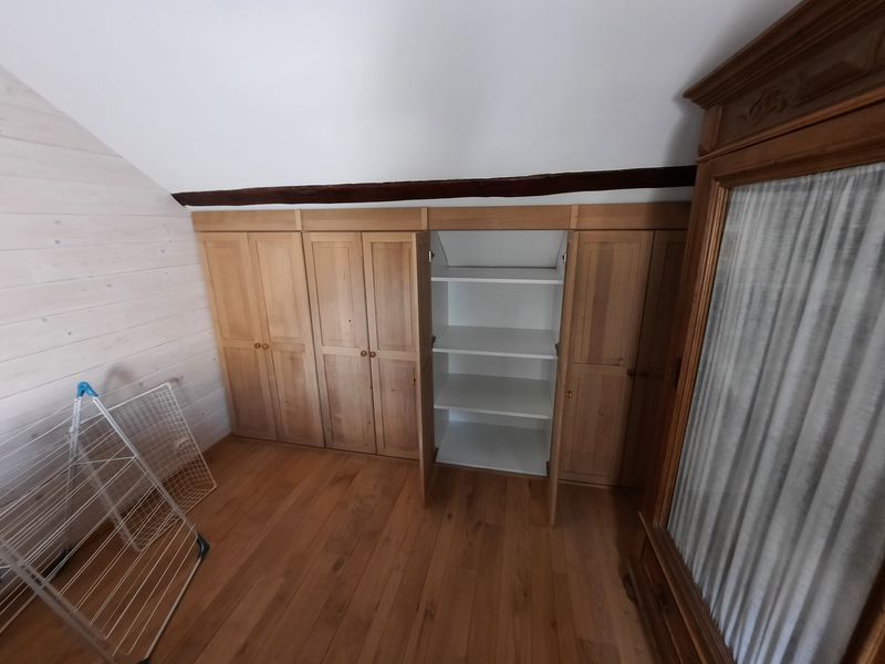 Dressing en bois sous combles – Guillaume Menuiserie