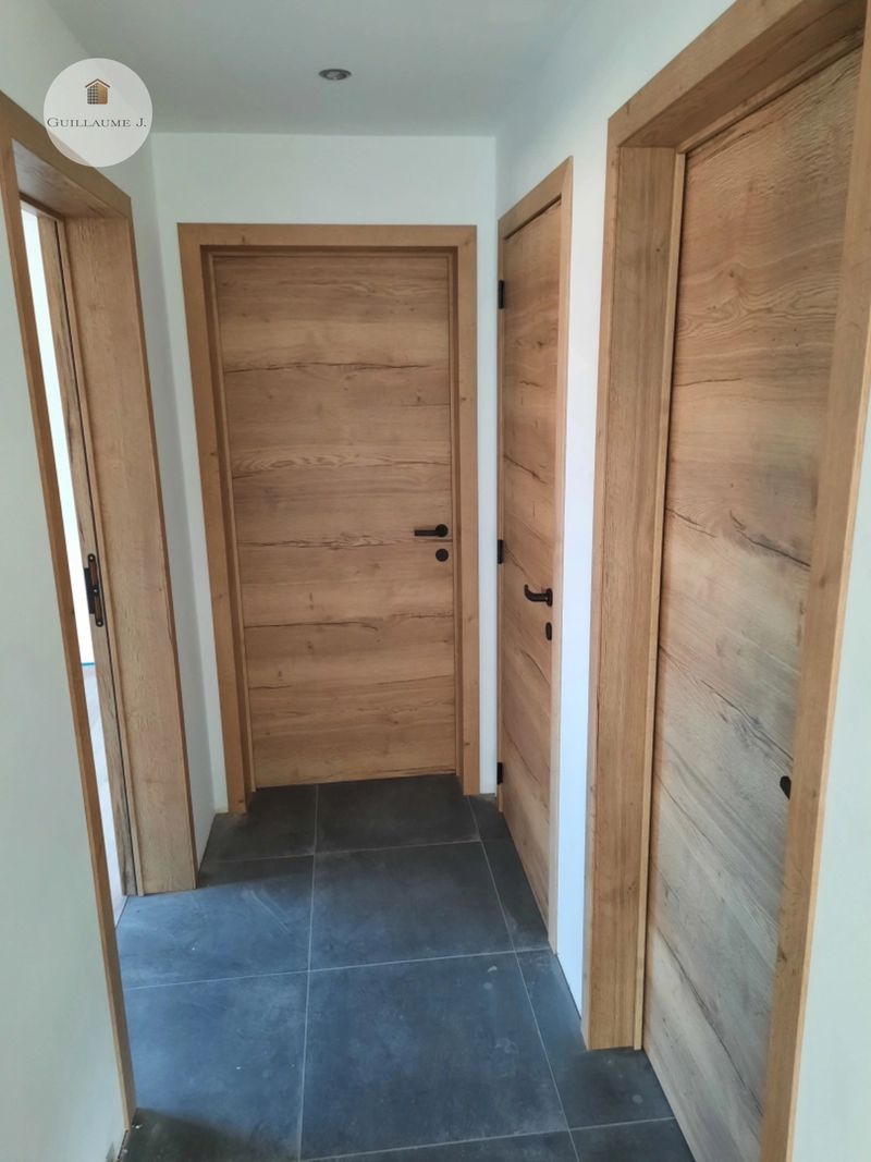 Porte intérieure moderne en décor bois – Guillaume Menuiserie