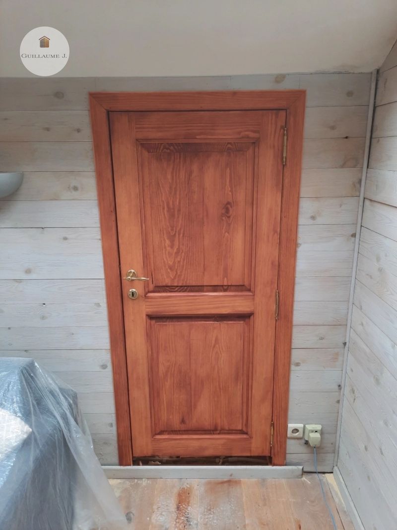 Porte intérieure en bois teinté à panneaux – Guillaume Menuiserie