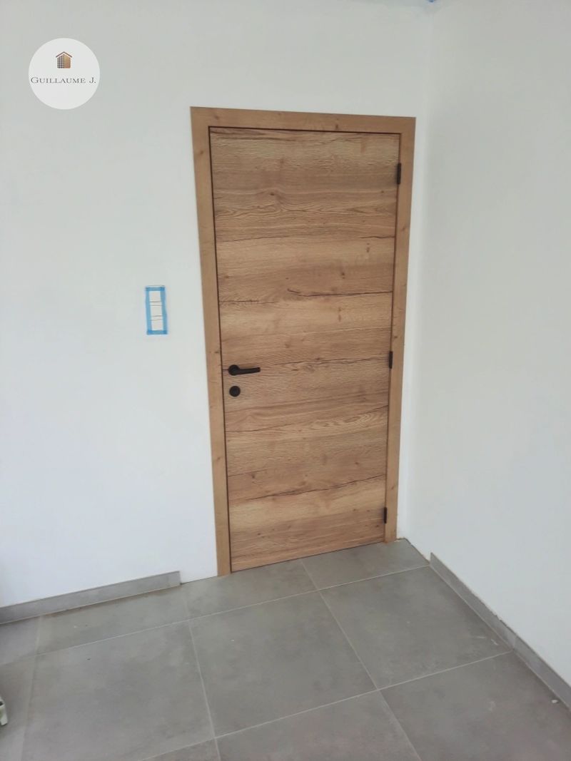 Porte intérieure moderne en décor bois – Guillaume Menuiserie