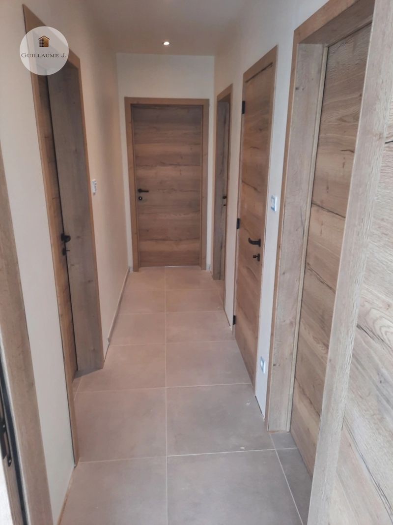 Porte intérieure moderne en décor bois – Guillaume Menuiserie