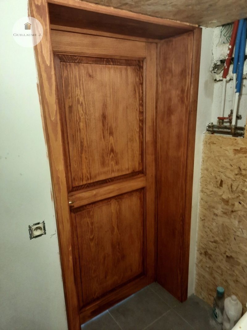 Porte intérieure en bois teinté à panneaux – Guillaume Menuiserie