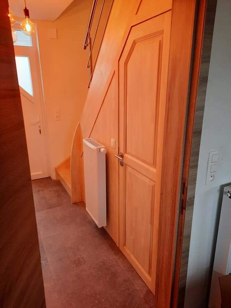 Porte de placard sous escalier en bois – Guillaume Menuiserie
