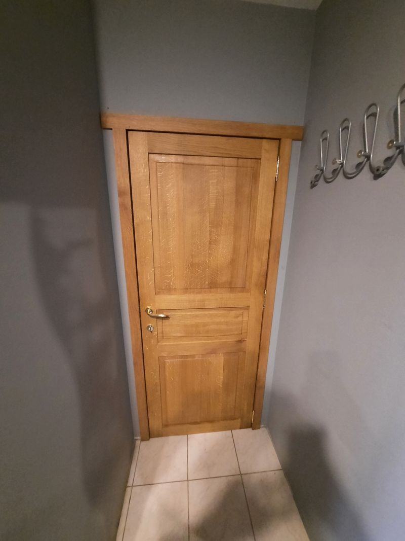 Porte intérieure en bois dans un couloir – Guillaume Menuiserie