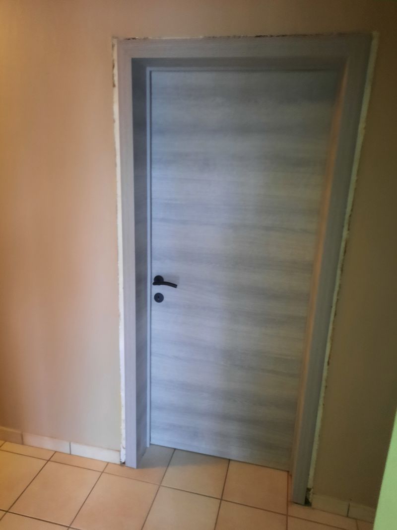 Porte intérieure moderne grise – Guillaume Menuiserie